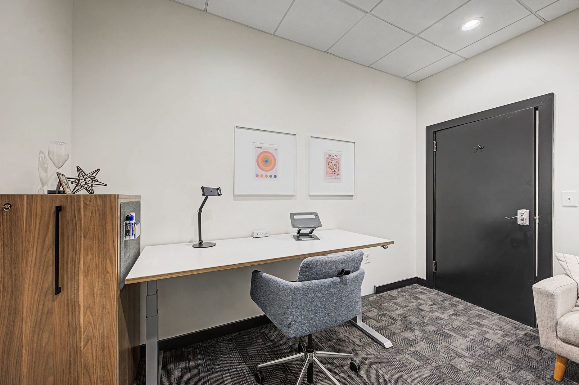 Private office single desk setup